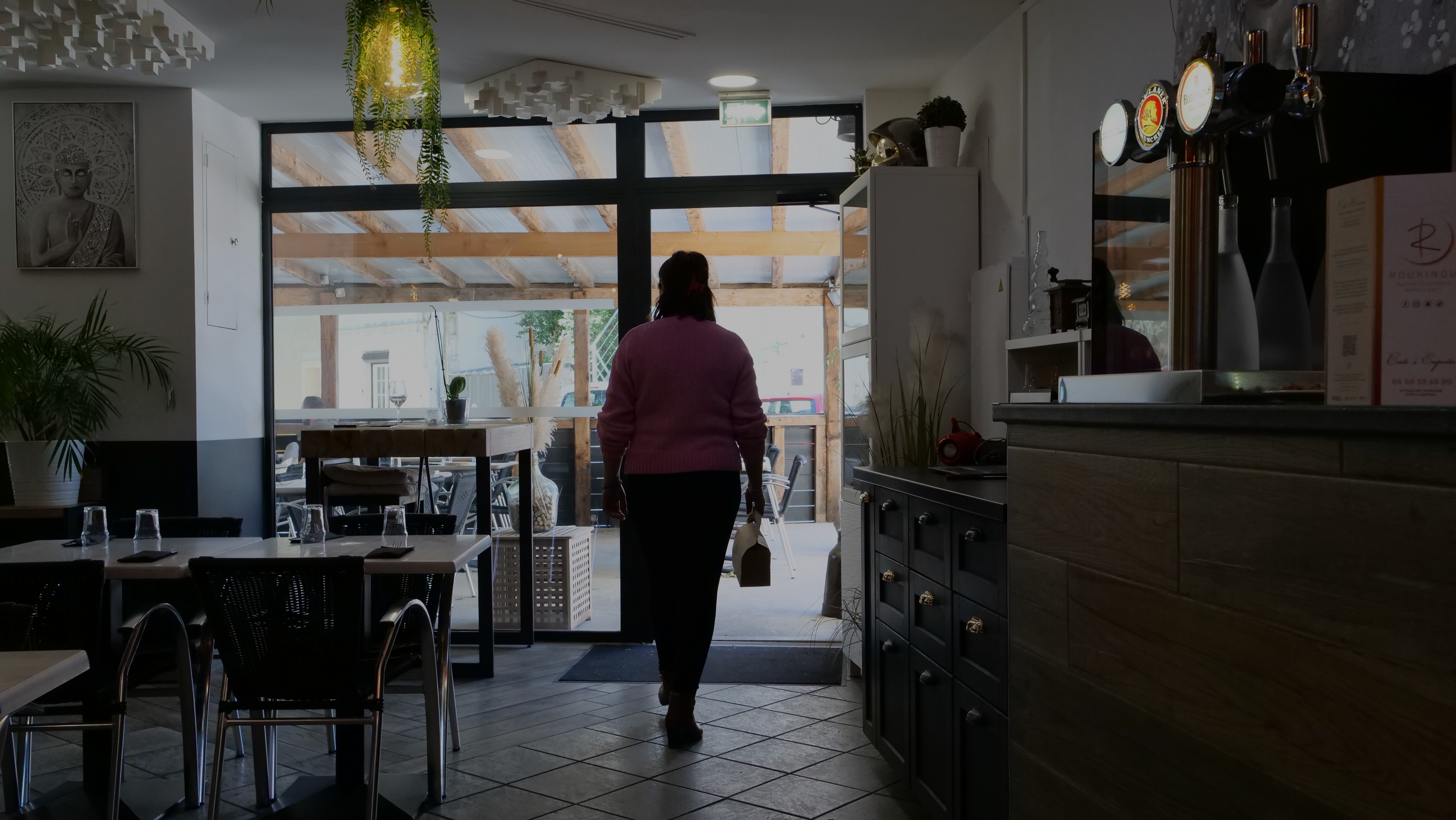 image de fond, Roukinou appuyé sur comptoire du bar